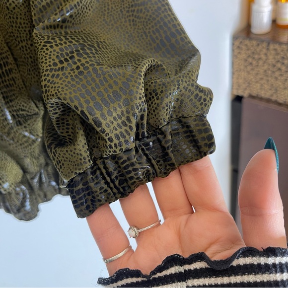 VALENTINA Green and Black Shiny Snakeskin Print Polyester Zip Front Jacket O/S - Picture 4 of 6